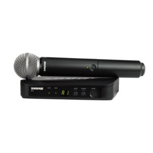 Si buscas un sonido vocal profesional, sin interferencias y con la libertad de moverte por todo el escenario, el sistema inalámbrico Shure BLX24/SM58 es tu mejor opción. Este equipo combina la legendaria calidad de audio del micrófono dinámico SM58 con la tecnología inalámbrica analógica de Shure, creando una solución confiable y fácil de usar para cantantes, conferencistas, presentadores y técnicos de sonido.